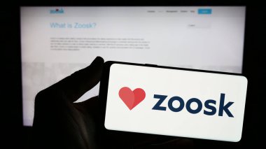 Stuttgart, Almanya - 03-01-2024: İnternet sitesi önünde online flört platformu şirketi Zoosk Inc. 'in logosuna sahip kişi. Telefon ekranına odaklan.
