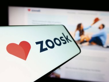 Stuttgart, Almanya - 03-01-2024: İnternet üzerinden randevu platformu şirketi Zoosk Inc. 'in logosuna sahip akıllı telefon iş sitesinin önünde. Telefon ekranının soluna odaklan.