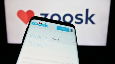 Stuttgart, Almanya - 03-01-2024: İş logosu önünde online flört platformu şirketi Zoosk Inc. 'in web sitesi ile cep telefonu. Telefon ekranının sol üst kısmına odaklan.