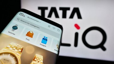 Stuttgart, Almanya - 03-01-2024: Hindistan 'ın e-ticaret pazar şirketi Tata CliQ' nun internet sayfalı akıllı telefonu iş logosu önünde. Telefon ekranının sol üst kısmına odaklan.