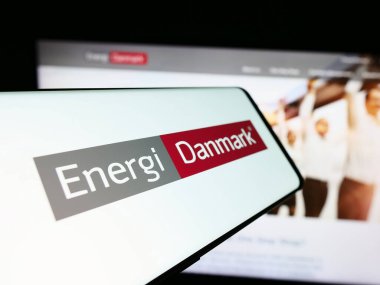 Stuttgart, Almanya - 03-01-2024: Danimarkalı enerji ticareti şirketi Energi Danmark AS 'nin logosunu taşıyan cep telefonu. Telefon ekranının merkez soluna odaklan.