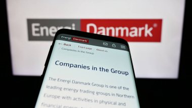 Stuttgart, Almanya - 03-01-2024: Danimarkalı enerji ticaret şirketi Energi Danmark AS 'nin web sitesi ile birlikte iş logosu önünde cep telefonu. Telefon ekranının sol üst kısmına odaklan.