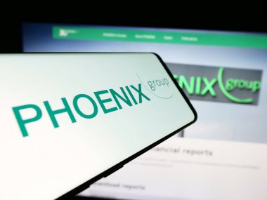 Stuttgart, Almanya - 03-01-2024: Alman ilaç şirketi PHOENIX Pharmahandel 'in logosunun bulunduğu cep telefonu. Telefon ekranının merkez sağına odaklan.