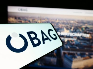Stuttgart, Almanya - 03-14-2024: Avusturyalı Oesterreichische Beteiligungs AG (BAG) şirketinin logosuna sahip akıllı telefon. Telefon ekranının merkez soluna odaklan.