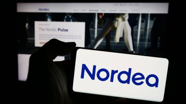 Stuttgart, Almanya - 03-15-2024: İnternet sitesi önünde Fin finans hizmetleri şirketi Nordea Bank Abp 'in logosuna sahip kişi. Telefon ekranına odaklan.