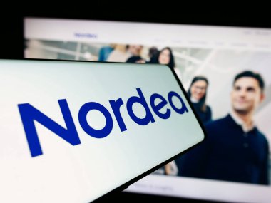 Stuttgart, Almanya - 03-15-2024: İnternet sitesi önünde Fin finans hizmetleri şirketi Nordea Bank Abp 'in logosuna sahip cep telefonu. Telefon ekranının merkez sağına odaklan.