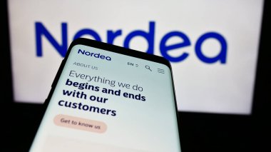 Stuttgart, Almanya - 03-15-2024: Finans hizmetleri şirketi Nordea Bank Abp 'in internet siteli akıllı telefon iş logosu önünde. Telefon ekranının sol üst kısmına odaklan.