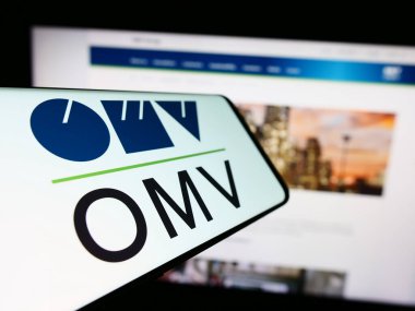 Stuttgart, Almanya - 03-16-2024: Avusturyalı petrol ve doğalgaz şirketi OMV Aktiengesellschaft 'ın logosuna sahip akıllı telefon işletme web sitesi önünde. Telefon ekranının merkez soluna odaklan.