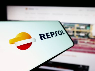 Stuttgart, Almanya - 03-16-2024: İspanyol petrol şirketi Repsol SA 'nın logosunun bulunduğu cep telefonu sahibi kişi iş web sitesi önünde. Telefon ekranının merkez soluna odaklan.