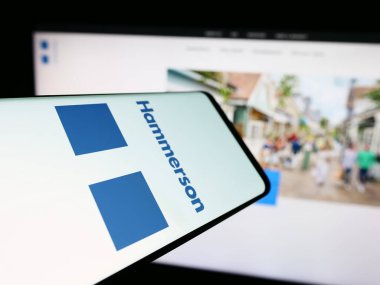 Stuttgart, Almanya - 03-16-2024: İngiliz emlak şirketi Hammerson plc 'nin logosunun yer aldığı cep telefonu. Telefon ekranının merkezine odaklan.