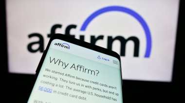 Stuttgart, Almanya - 03-17-2024: İş logosu önünde ABD 'li fintech şirketi Doğrulama Holding Inc.' nin web sitesi ile akıllı telefon. Telefon ekranının sol üst kısmına odaklan.