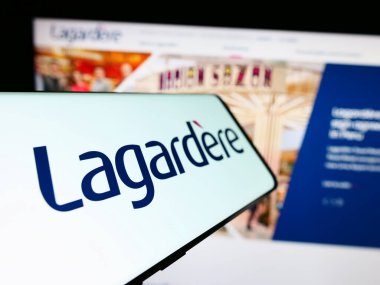 Stuttgart, Almanya - 03-17-2024: Fransız yayıncılık ve perakende şirketi Lagardere SA 'nın logosuna sahip akıllı telefon iş sitesinin önünde. Telefon ekranının merkez soluna odaklan.