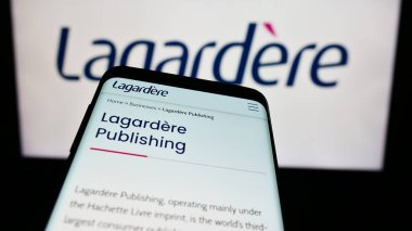 Stuttgart, Almanya - 03-17-2024: Fransız yayıncılık ve perakende şirketi Lagardere S.A. 'nın web sitesiyle birlikte cep telefonu. Telefon ekranının sol üst kısmına odaklan.