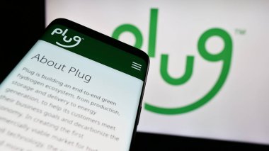 Stuttgart, Almanya - 03-17-2024: ABD 'li hidrojen yakıt hücresi şirketi Plug Power Inc.' in web sitesi ile ticaret logosu önünde akıllı telefon. Telefon ekranının sol üst kısmına odaklan.
