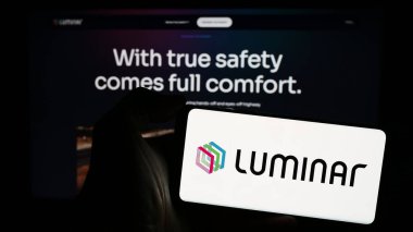 Stuttgart, Almanya - 03-17-2024: İş sayfası önünde ABD 'li lidar teknoloji şirketi Luminar Technologies Inc.' nin logosuyla cep telefonu bulunduran kişi. Telefon ekranına odaklan.