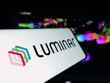 Stuttgart, Almanya - 03-17-2024: İnternet sitesinin önünde Amerikan lidar teknoloji şirketi Luminar Technologies Inc. 'nin logosunun bulunduğu cep telefonu. Telefon ekranının soluna odaklan.