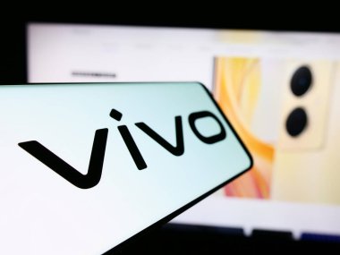 Stuttgart, Almanya - 03-17-2024: Çinli Vivo Communication Technology Co. Ltd. şirketinin logosuna sahip cep telefonu. Telefon ekranının soluna odaklan.