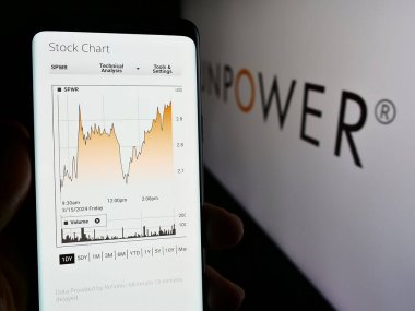 Stuttgart, Almanya - 03-17-2024: ABD 'li fotovoltaik şirketi SunPower Corporation' ın web sayfası ile logo önünde akıllı telefon tutan kişi. Telefon ekranının merkezine odaklan.