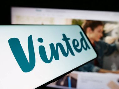 Stuttgart, Almanya - 03-17-2024: İnternet üzerinden ikinci el pazarlama şirketi Vinted 'in logosuna sahip cep telefonu. Telefon ekranının soluna odaklan.