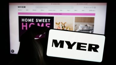 Stuttgart, Almanya - 03-05-2024: Avustralyalı perakende şirketi Myer Holding Ltd. 'nin logosuna sahip akıllı telefon sahibi kişi web sitesinin önünde. Telefon ekranına odaklan.