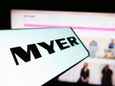 Stuttgart, Almanya - 03-05-2024: Avustralyalı perakende şirketi Myer Holding Ltd. 'nin logosuyla birlikte cep telefonu. Telefon ekranının soluna odaklan.