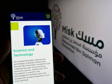Stuttgart, Almanya - 03-05-2024: Suudi Arabistan organizasyonu MiSK Vakfı 'nın logo önündeki web sayfası ile akıllı telefon tutan kişi. Telefon ekranının merkezine odaklan.
