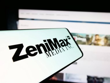 Stuttgart, Almanya - 03-05-2024: Amerikan video oyunu şirketi ZeniMax Media Inc. 'in logosuyla birlikte cep telefonu. Telefon ekranının merkezine odaklan.