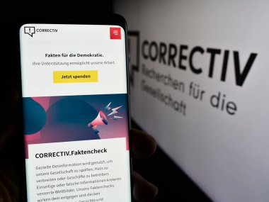 Stuttgart, Almanya - 03-05-2024: Cep telefonunda Correctiv - Recherchen fuer die Gesellschaft gGGmbH logosu önünde. Telefon ekranının merkezine odaklan.