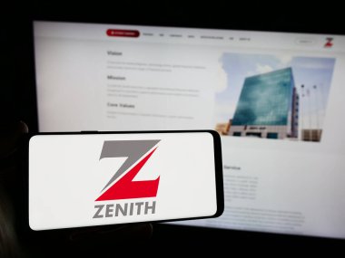 Stuttgart, Almanya - 03-06-2024: Nijeryalı finans hizmetleri şirketi Zenith Bank plc 'nin logosuna sahip akıllı telefon sahibi kişi web sitesinin önünde. Telefon ekranına odaklan.