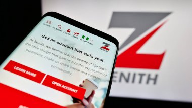 Stuttgart, Almanya - 03-06-2024: Nijeryalı finans hizmetleri şirketi Zenith Bank plc 'in web sitesiyle birlikte cep telefonu, iş logosu önünde. Telefon ekranının sol üst kısmına odaklan.