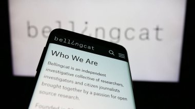 Stuttgart, Almanya - 03-06-2024: Hollanda araştırmacı gazetecilik örgütü Bellingcat 'in logo önündeki web sayfası ile cep telefonu. Telefon ekranının sol üst kısmına odaklan.