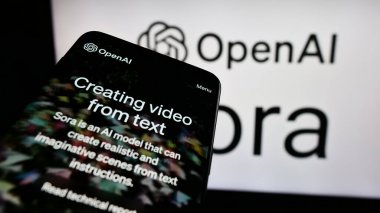 Stuttgart, Almanya - 03-06-2024: İş logosu önünde metinden videoya yazılım Sora (OpenAI) web sitesi bulunan cep telefonu. Telefon ekranının sol üst kısmına odaklan.