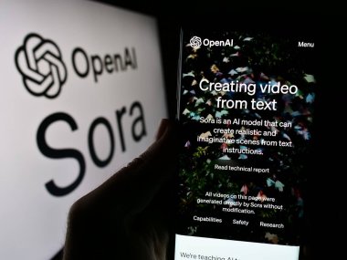 Stuttgart, Almanya - 03-06-2024: Logo önünde metinden videoya yazılım Sora (OpenAI) web sayfası bulunan cep telefonu sahibi kişi. Telefon ekranının merkezine odaklan.