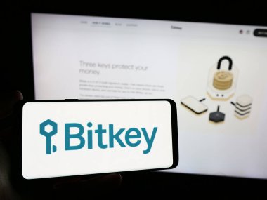 Stuttgart, Almanya - 03-06-2024: Web sitesi önünde üzerinde kişisel velayet kripto cüzdan şirketi Bitkey (Block Inc.) logosu bulunan akıllı telefon sahibi kişi. Telefon ekranına odaklan.
