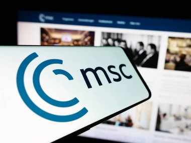 Stuttgart, Almanya - 03-06-2024: İnternet sitesi önünde yıllık Münih Güvenlik Konferansı (MSC) logosu bulunan cep telefonu. Telefon ekranına odaklan.