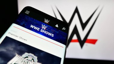 Stuttgart, Almanya - 03-07-2024: İş logosu önünde World Wrestling Entertainment (WWE) tanıtım şirketinin web sitesi ile cep telefonu. Telefon ekranının sol üst kısmına odaklan.