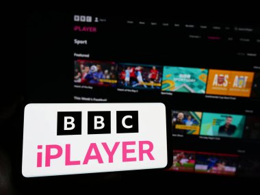 Stuttgart, Almanya - 03-07-2024: İnternet sitesi önünde BBC iPlayer 'dan talep üzerine İngiliz video logosunun logosunu taşıyan kişi. Telefon ekranına odaklan.