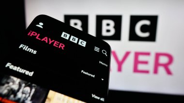 Stuttgart, Almanya - 03-07-2024: Şirket logosu önünde BBC iPlayer talep hizmetinde İngiliz videosu web sitesi ile Smartphone. Telefon ekranının sol üst kısmına odaklan.