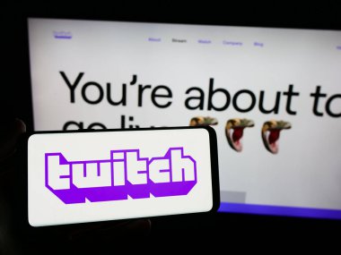 Stuttgart, Almanya - 03-07-2024: İnternet sitesi önünde ABD 'li canlı yayın şirketi Twitch Interactive Inc.' in logosuna sahip kişi. Telefon ekranına odaklan.