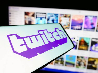 Stuttgart, Almanya - 03-07-2024: İnternet sitesi önünde Amerikan canlı yayın şirketi Twitch Interactive Inc. 'in logosuna sahip cep telefonu. Telefon ekranının merkez soluna odaklan.