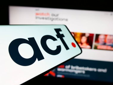 Stuttgart, Almanya - 03-07-2024: İnternet sitesi önünde Rus Yolsuzlukla Mücadele Vakfı (ACF) logosu bulunan akıllı telefon. Telefon ekranının merkez soluna odaklan.
