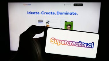 Stuttgart, Almanya - 03-08-2024: İnternet sayfası önünde üzerinde ABD 'li yapay zeka video uygulama şirketi Supercreator' ın logosu bulunan cep telefonu sahibi kişi. Telefon ekranına odaklan.