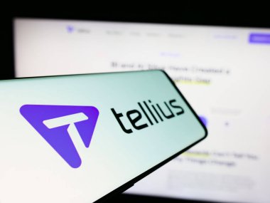 Stuttgart, Almanya - 03-08-2024: Sitenin önünde Amerikan yapay zeka analitik şirketi Tellius Inc. 'in logosuna sahip akıllı telefon. Telefon ekranının soluna odaklan.