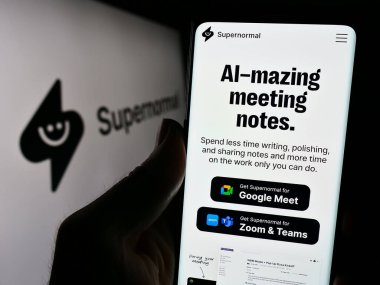 Stuttgart, Almanya - 03-08-2024: ABD 'li AI şirketi Supernormal Technologies Inc.' nin web sayfası ile logo önünde cep telefonu tutan kişi. Telefon ekranının merkezine odaklan.