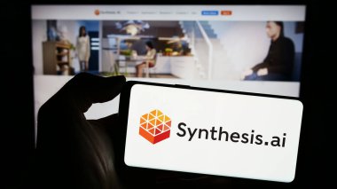 Stuttgart, Almanya - 03-08-2024: Üzerinde ABD 'li yapay zeka şirketi Synthesis AI Inc.' in logosu olan cep telefonu sahibi kişi iş sayfasının önünde. Telefon ekranına odaklan.