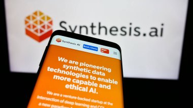 Stuttgart, Almanya - 03-08-2024: İş logosu önünde ABD 'li yapay istihbarat şirketi Synthesis AI Inc.' in web sitesi ile cep telefonu. Telefon ekranının sol üst kısmına odaklan.