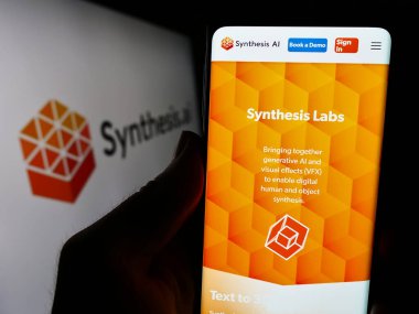 Stuttgart, Almanya - 03-08-2024: ABD 'li yapay zeka şirketi Synthesis AI Inc.' in web sayfası ile logo önünde akıllı telefon tutan kişi. Telefon ekranının merkezine odaklan.