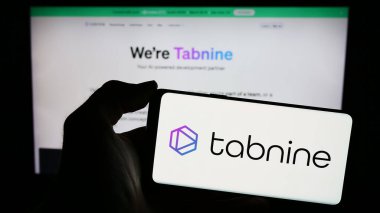 Stuttgart, Almanya - 03-08-2024: İsrailli AI kodlama şirketi Tabnine Ltd. 'nin logosunu taşıyan cep telefonu sahibi kişi iş sayfasının önünde. Telefon ekranına odaklan.