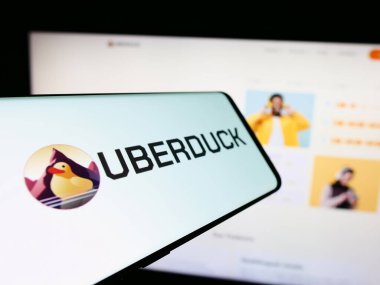 Stuttgart, Almanya - 03-08-2024: Sitenin önünde Amerikan yapay zeka müzik şirketi Uberduck Inc. 'in logosuna sahip akıllı telefon. Telefon ekranının soluna odaklan.