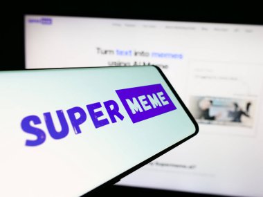 Stuttgart, Almanya - 03-08-2024: Mem jenerasyon şirketi Superme.ai Inc. 'nin logosuyla birlikte cep telefonu. Telefon ekranının merkez sağına odaklan.